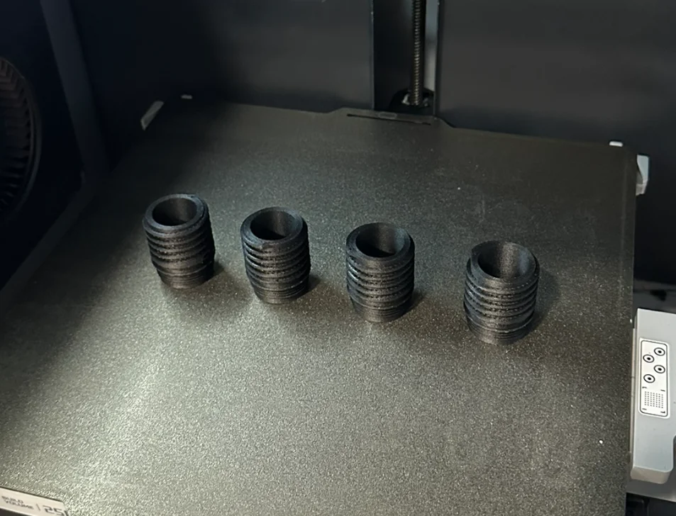 3D-tulostettuja kierreosia tulostimen alustalla, piensarjatuotanto
